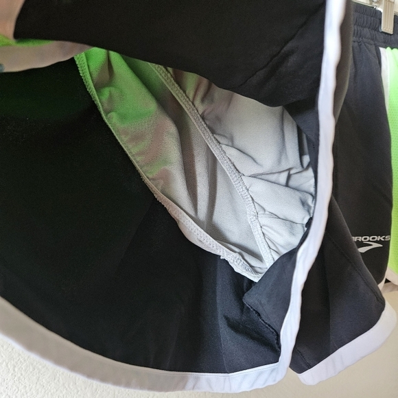 Brooks Women's Black and Green Running Shorts M - Picture 2 of 8